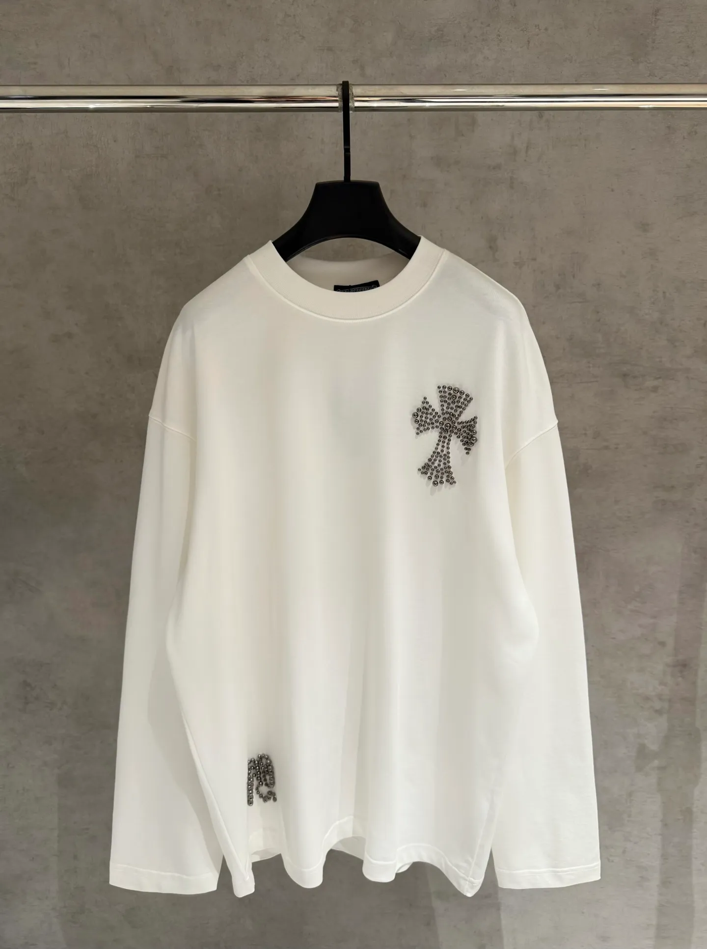 🅿️350 [Strict quality control] CH Croixin's new long-sleeved sweatshirt T-shirt. Heavy 420g double yarn fabric. Beaded on the front. Wash the whole garment twice. Frayed and torn on all four sides. Heavy fabric. The neckline is made of icy Salona. Loose fit. Deep, wide and stylish. No deformation or shrinkage. Color: 3 colors, black, white and gray. Size: M-2xl